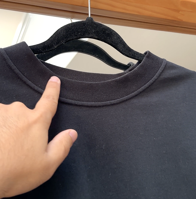 Close-up of the ribbed collar on a hanger